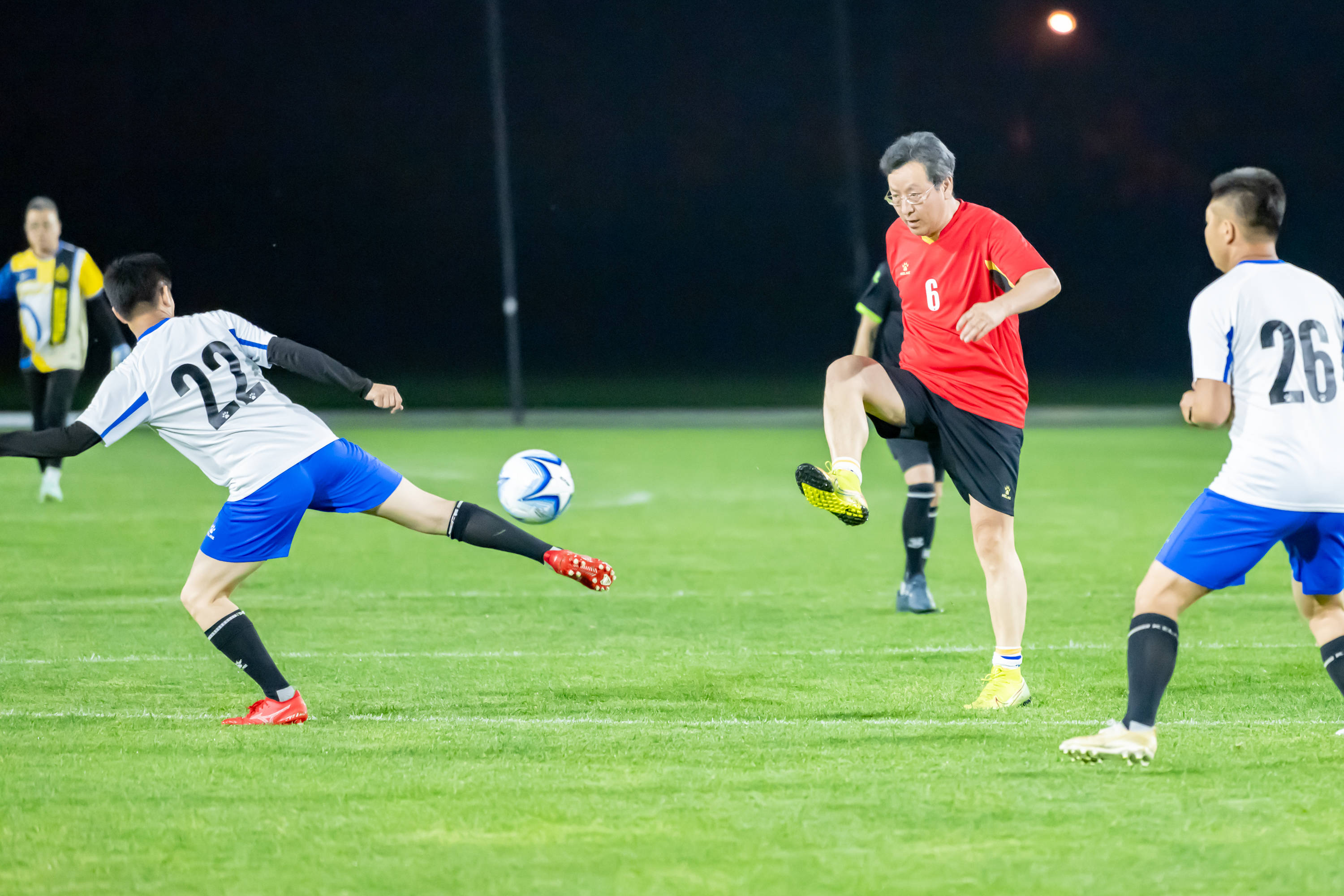 足球比赛赛场上强强对话的激烈战斗