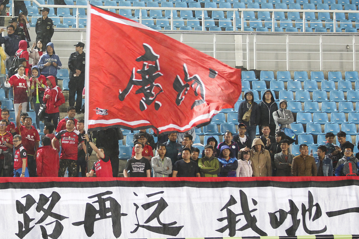 开云体育在线-疾风骤雨中的球队奋勇拼搏，不畏强敌的简单介绍