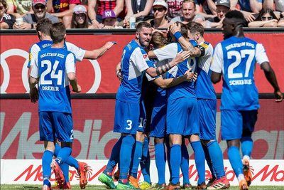 美洲足球赛事精彩纷呈，球队实力对抗激发球迷激情