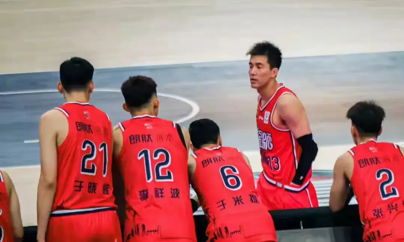 北京队主场击败广州队，止住连败势头