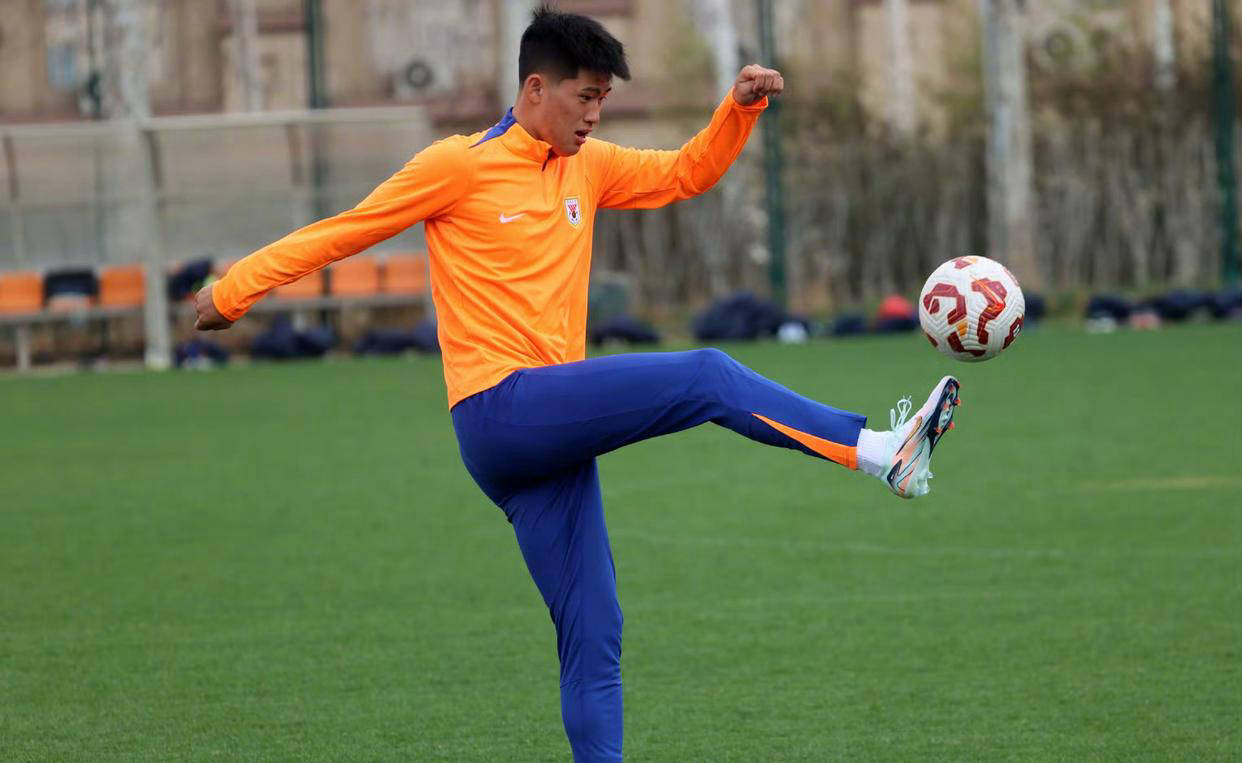 开云体育官方网站-亚洲足球明星球员出色表现，技术娴熟备受赞誉