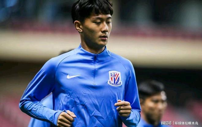 亚洲足球明星球员出色表现，技术娴熟备受赞誉
