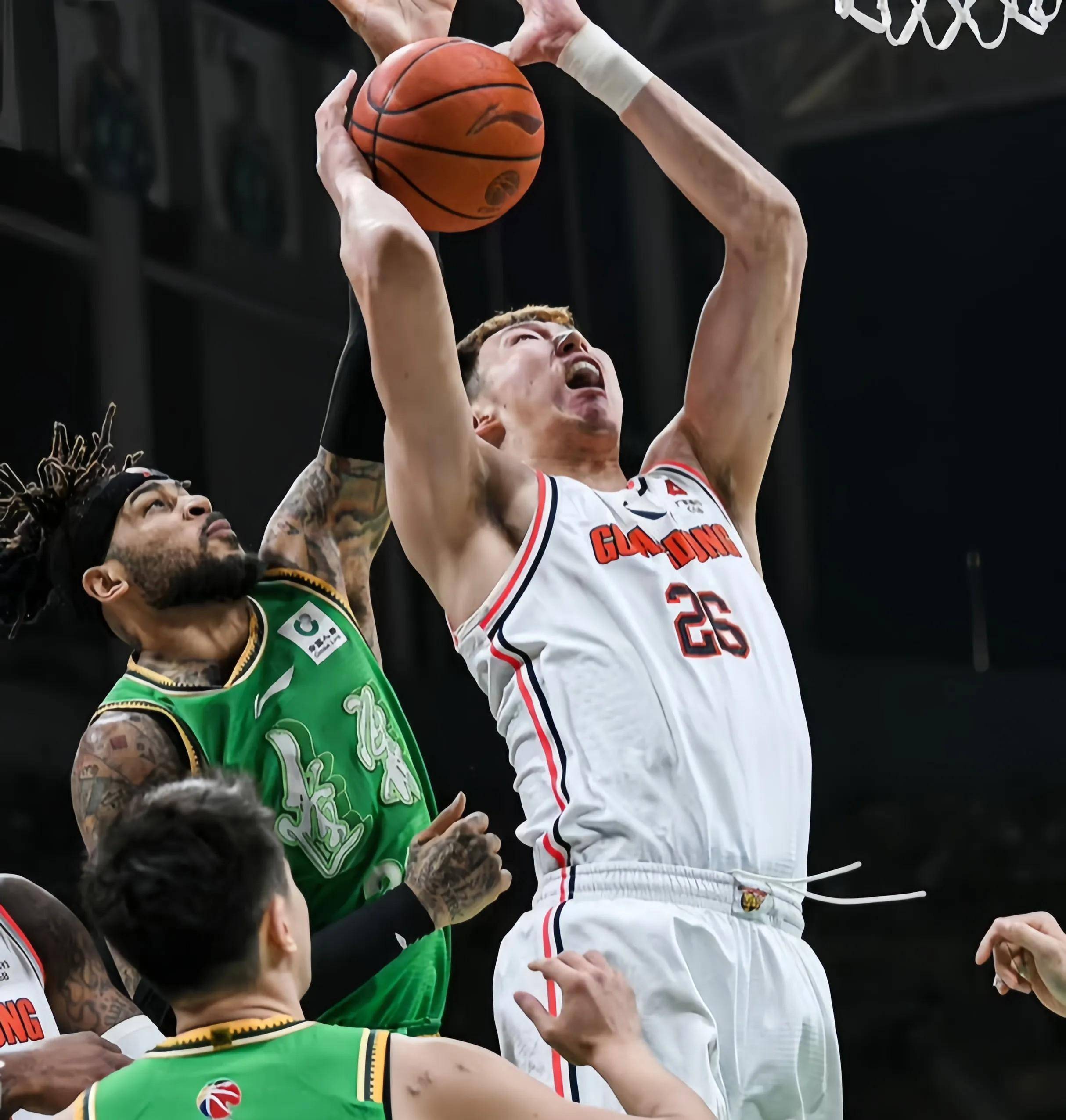 球员们用实力抢夺篮球比赛胜利，赛场震撼