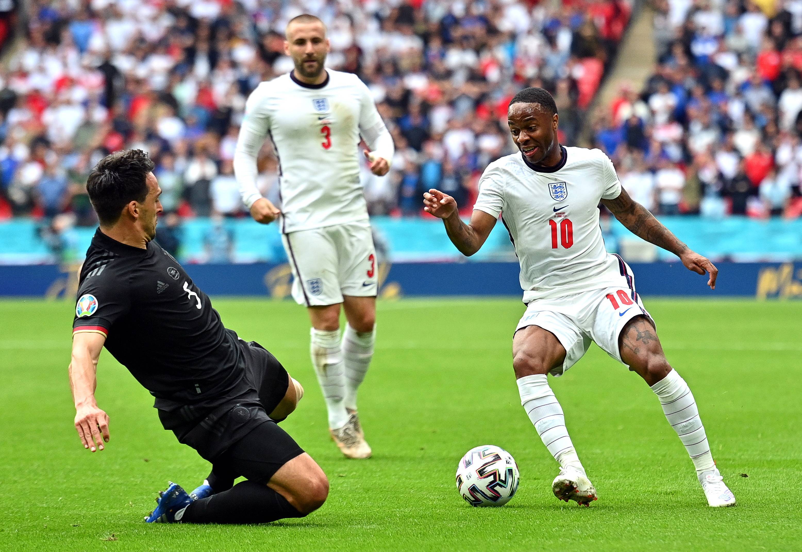 足球明星在欧预赛中展现出色表现