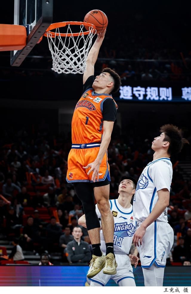 球队表现出色，豪夺重要胜利