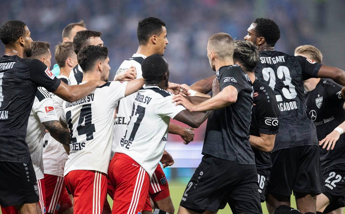 汉堡联队员团结抗敌，取得胜利出击