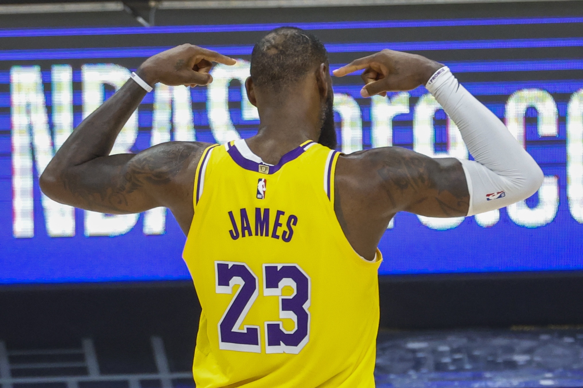 曲棍球比赛中场面混乱，裁判受挑战