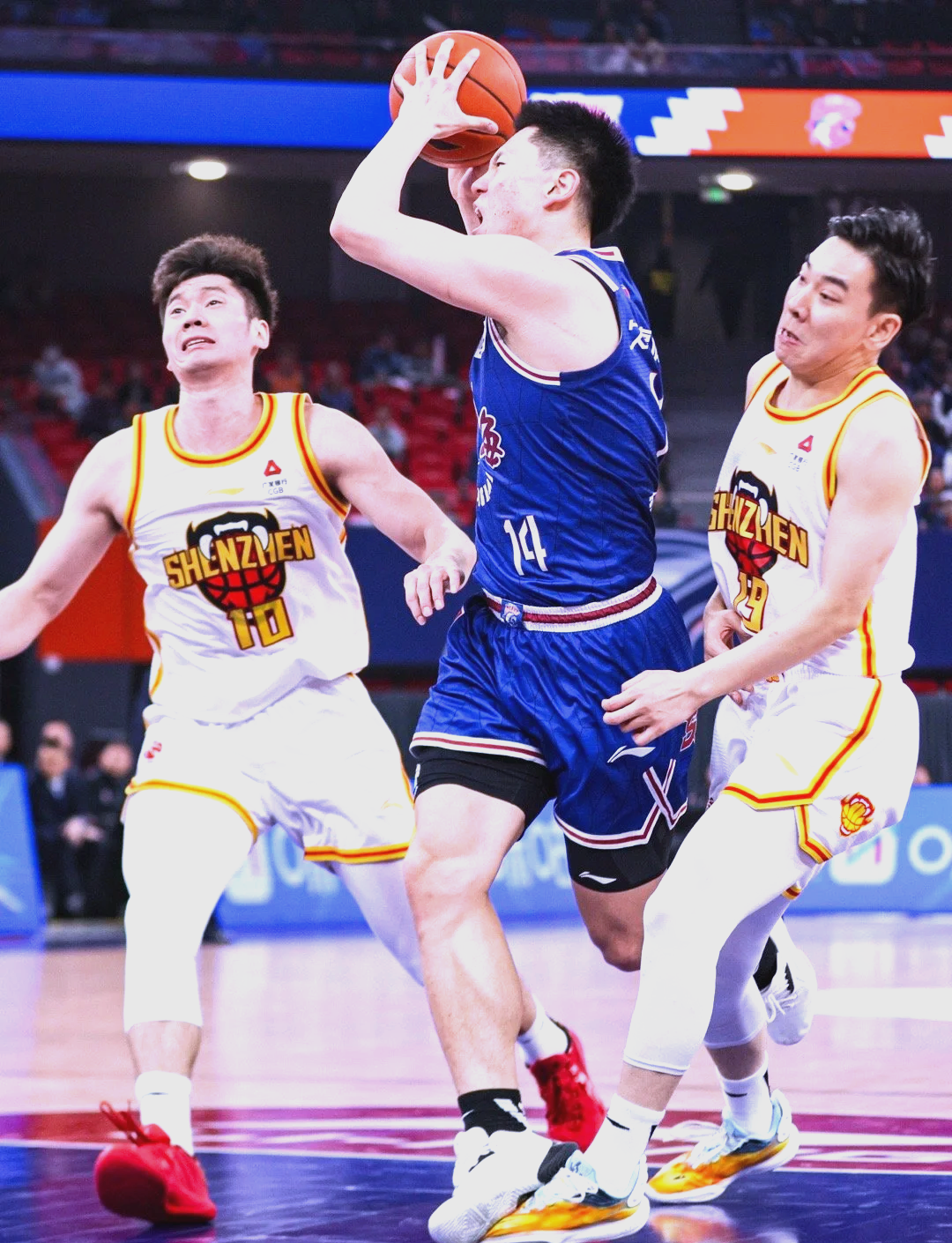 开云下载-深圳篮球联赛上演惊险一战，双方实力相当的简单介绍