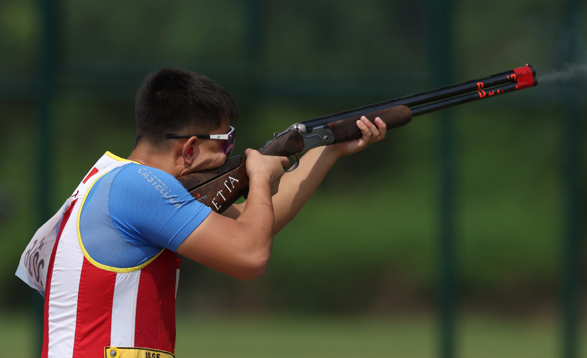 -射击选手成功引爆目标，夺得金牌