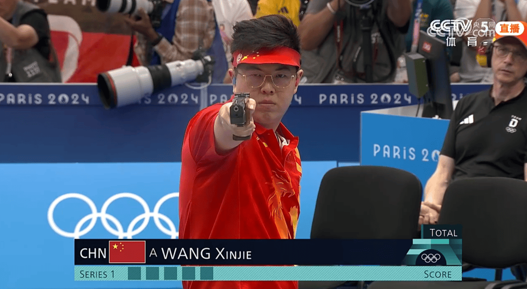 射击选手成功引爆目标，夺得金牌