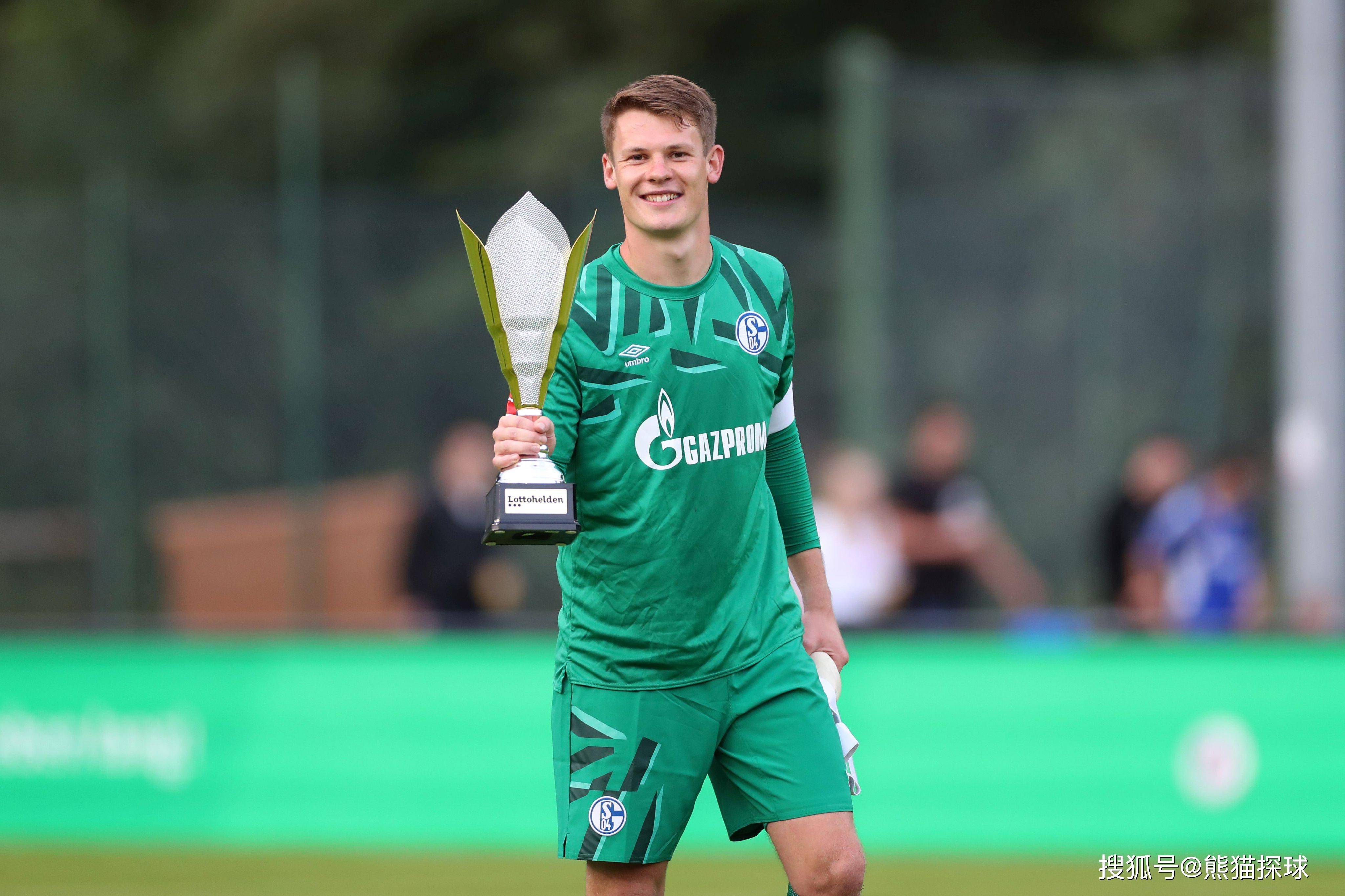 关于沙尔克豪取胜利，击溃对手士气的信息