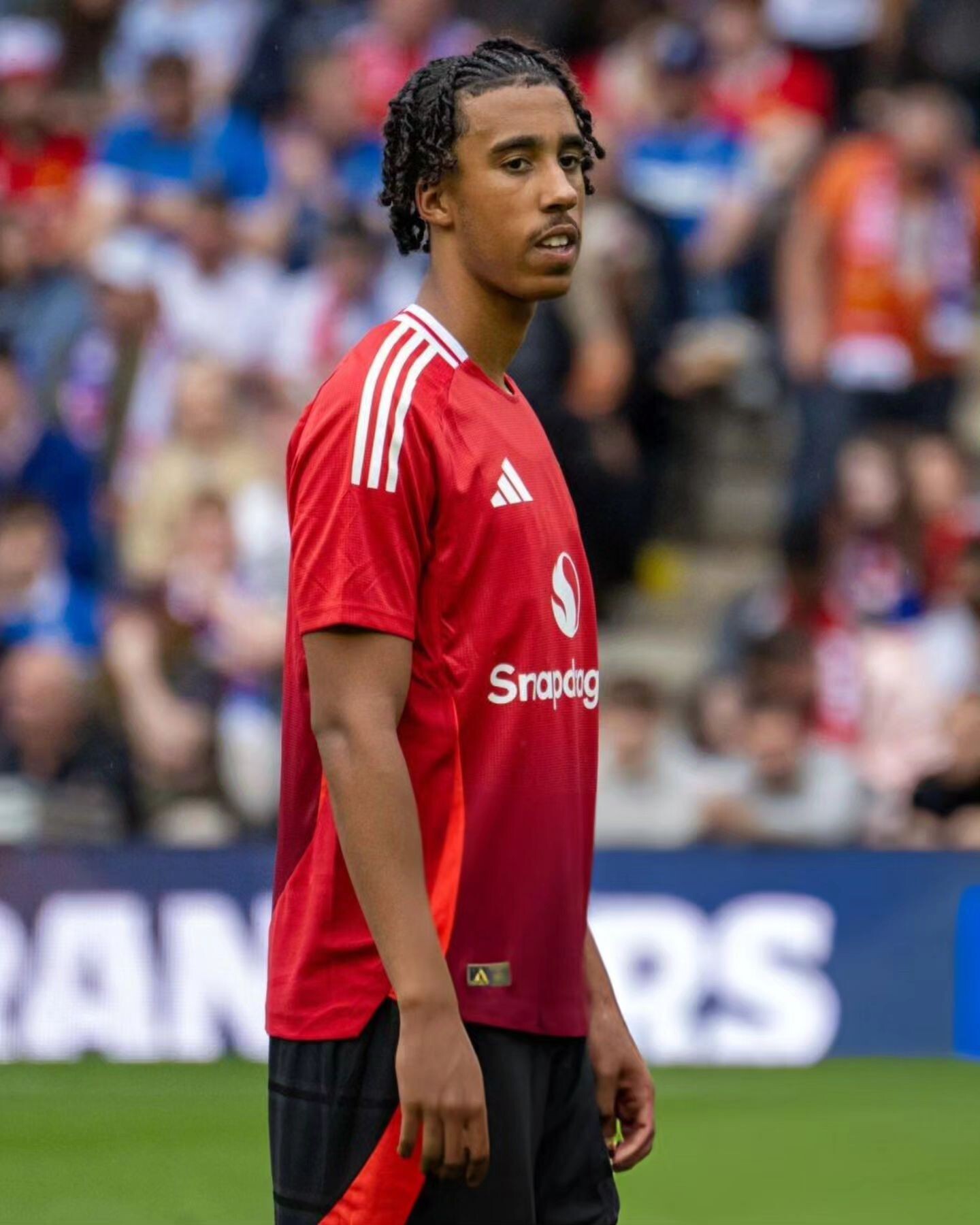 曼联队引进荷兰后卫，增强防守实力的简单介绍