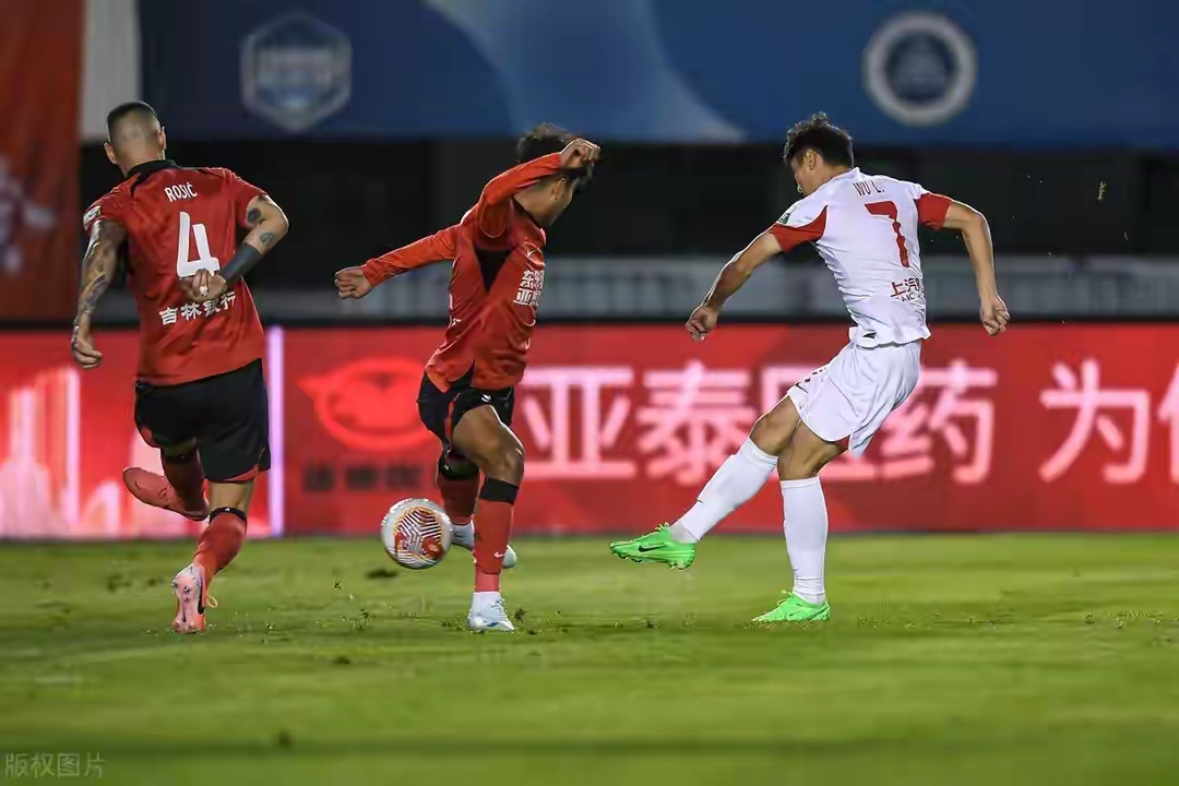 开云体育-武磊梅开二度，助球队主场胜利