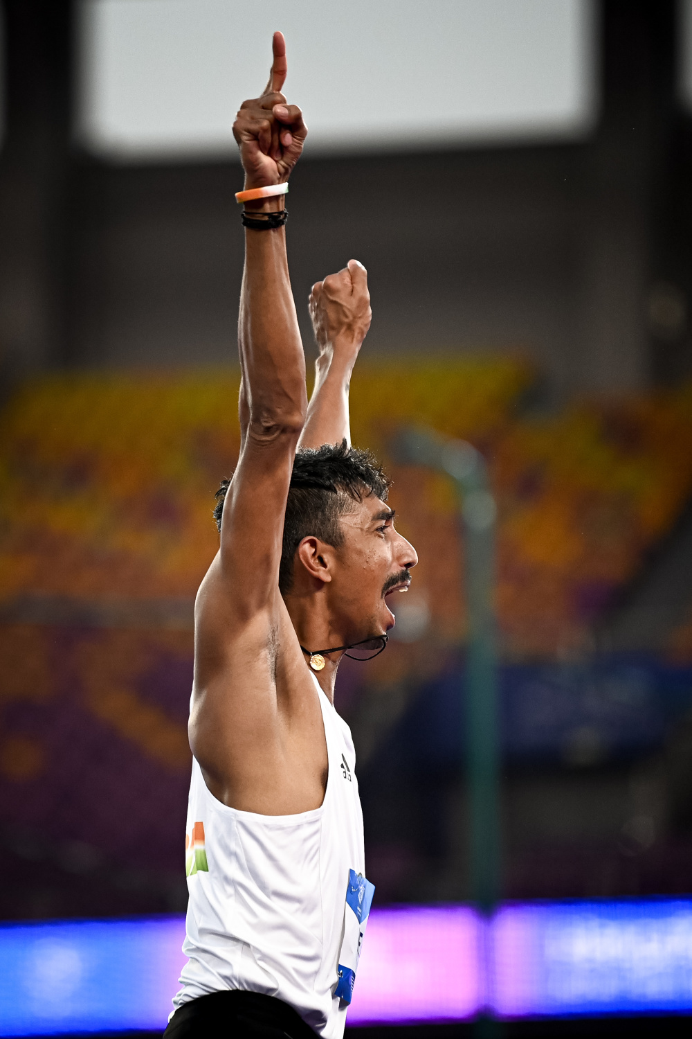 乌兹别克斯坦举重选手夺冠，喜获好成绩