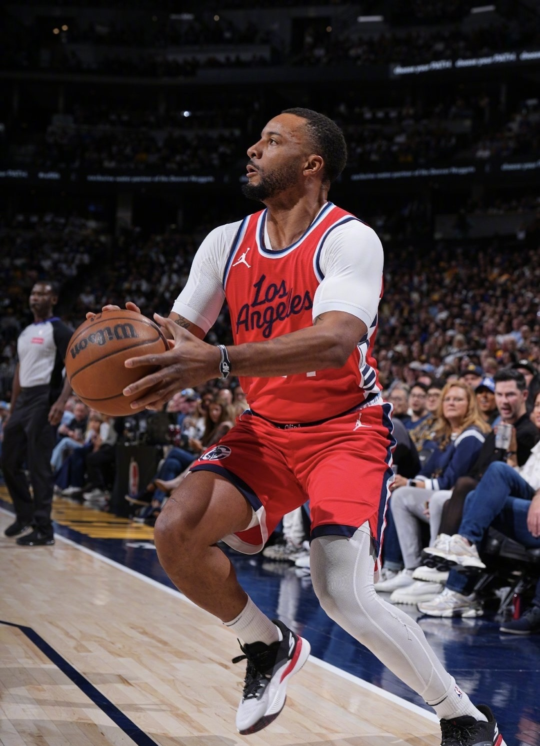 开云体育官网-凯尔特人横扫快船，泰伦卢斯表现抢眼