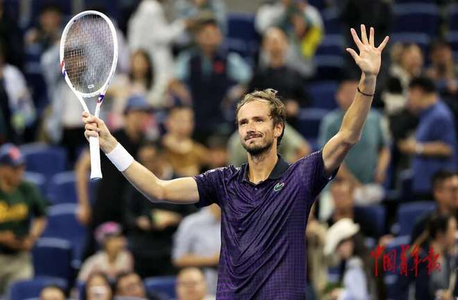 世界网球队血洗西班牙网球队，梅德韦杰夫制霸全场的简单介绍