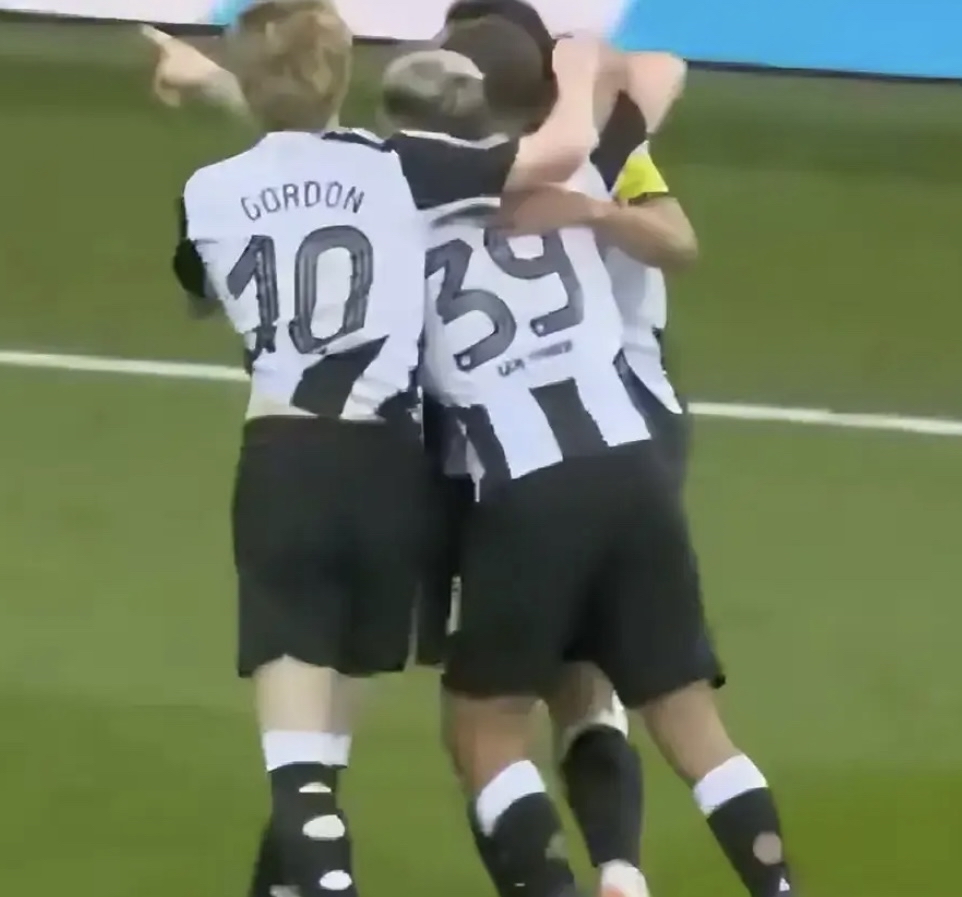 包含勒沃库森碾压巴萨，卡塞米罗送出助攻的词条