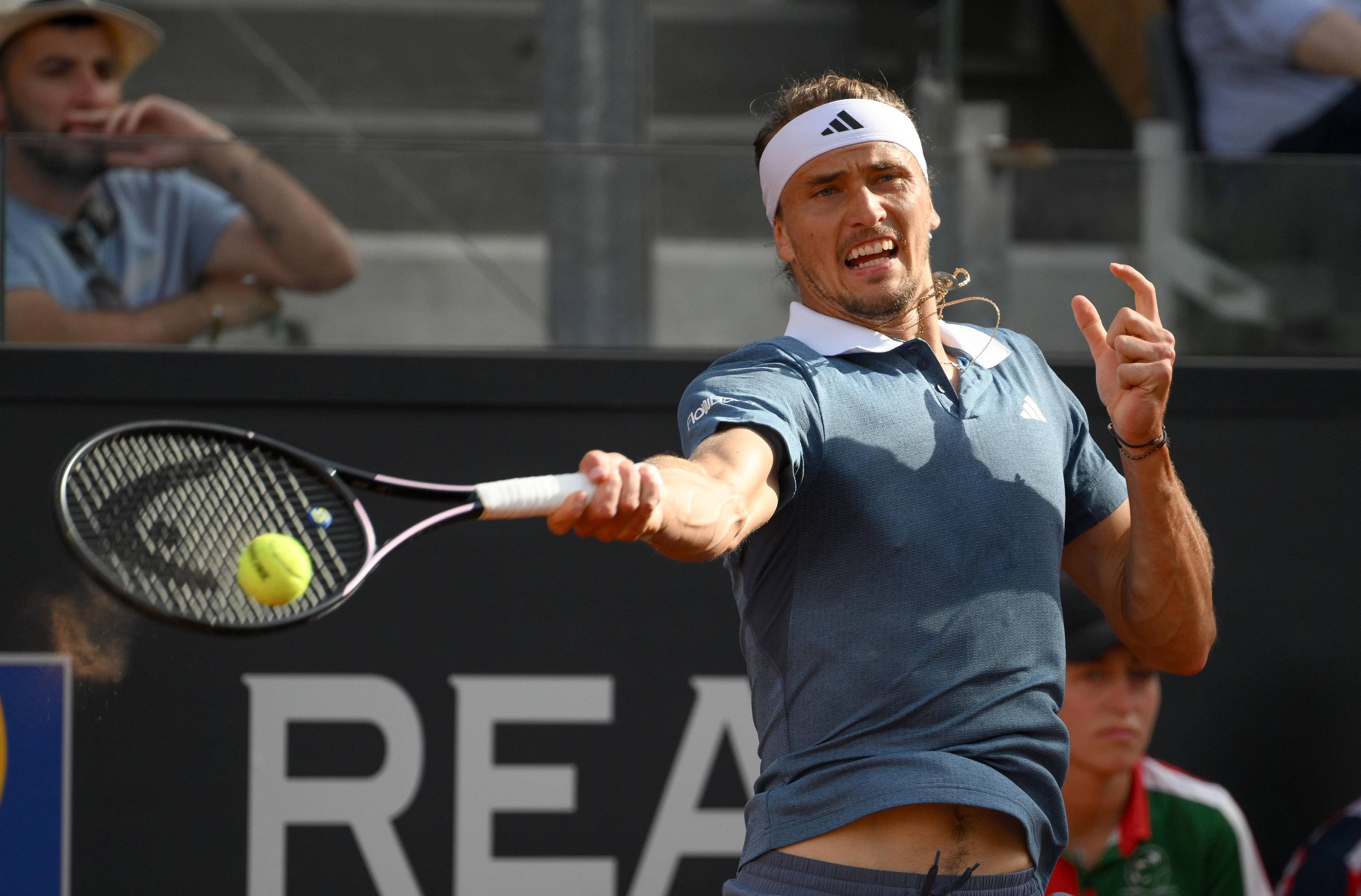 开云平台-意大利网球队横扫英国网球队，兹维列夫统治全场的简单介绍