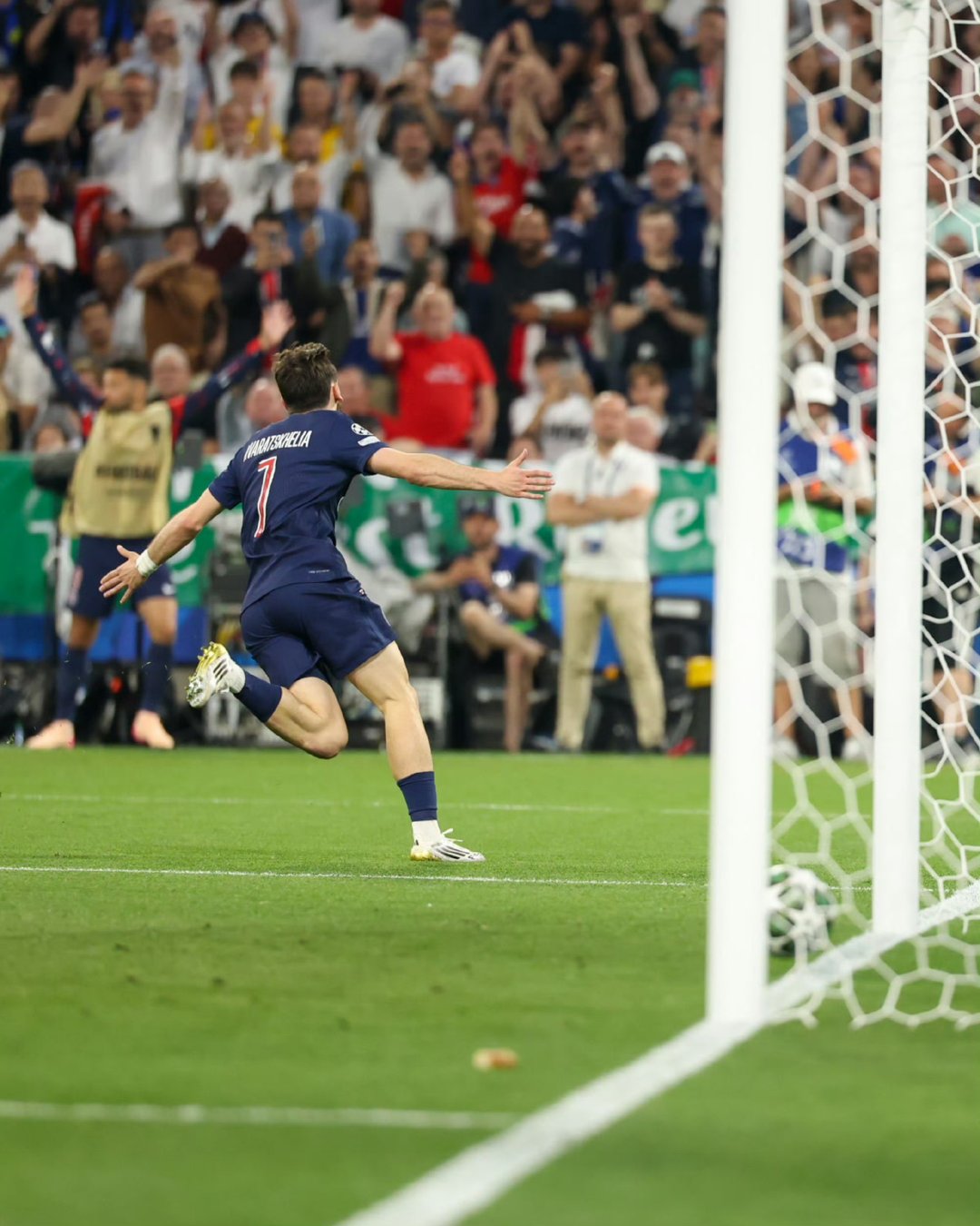 关于巴黎横扫阿根廷，卡塞米罗统治全场的信息