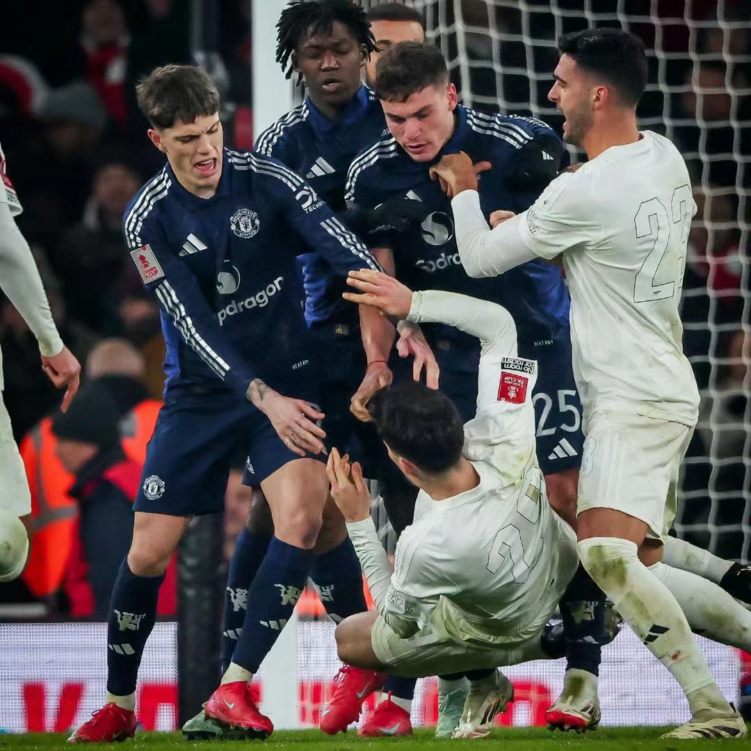 曼联鏖战美国，伊布带队取胜