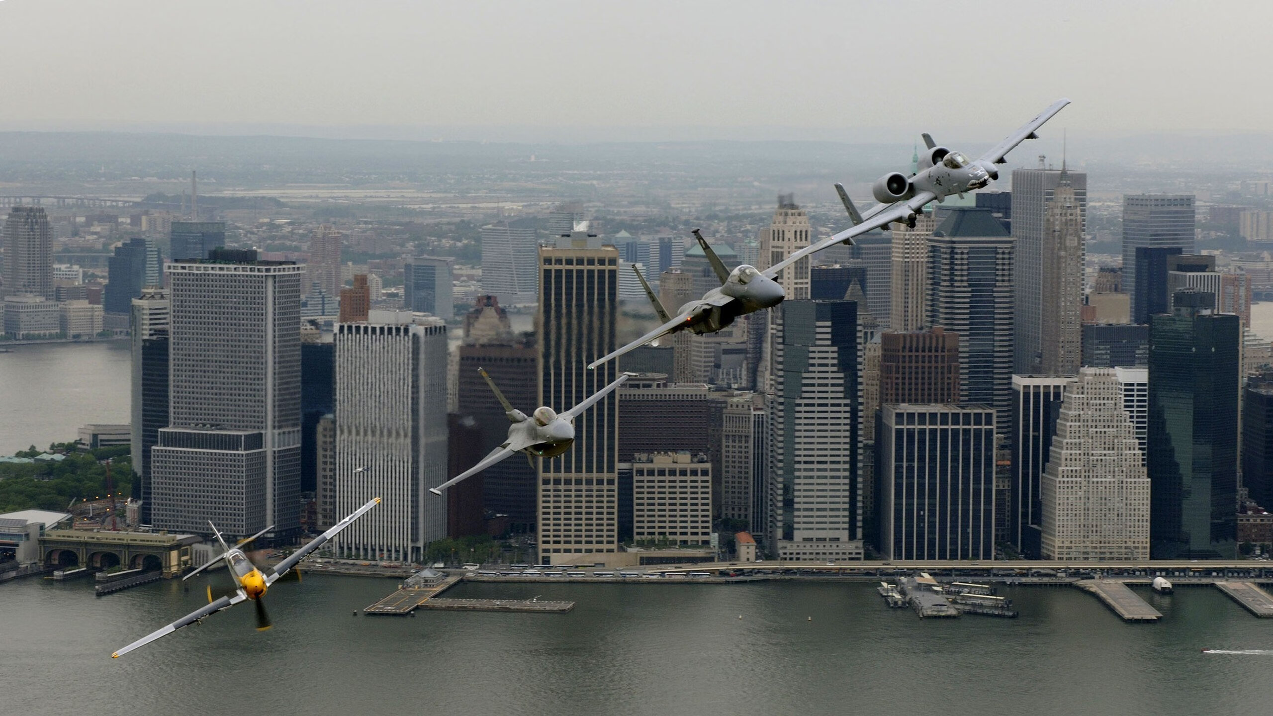 极速绿茵，中国铁闸坎特在F1年度争冠战中接管比赛