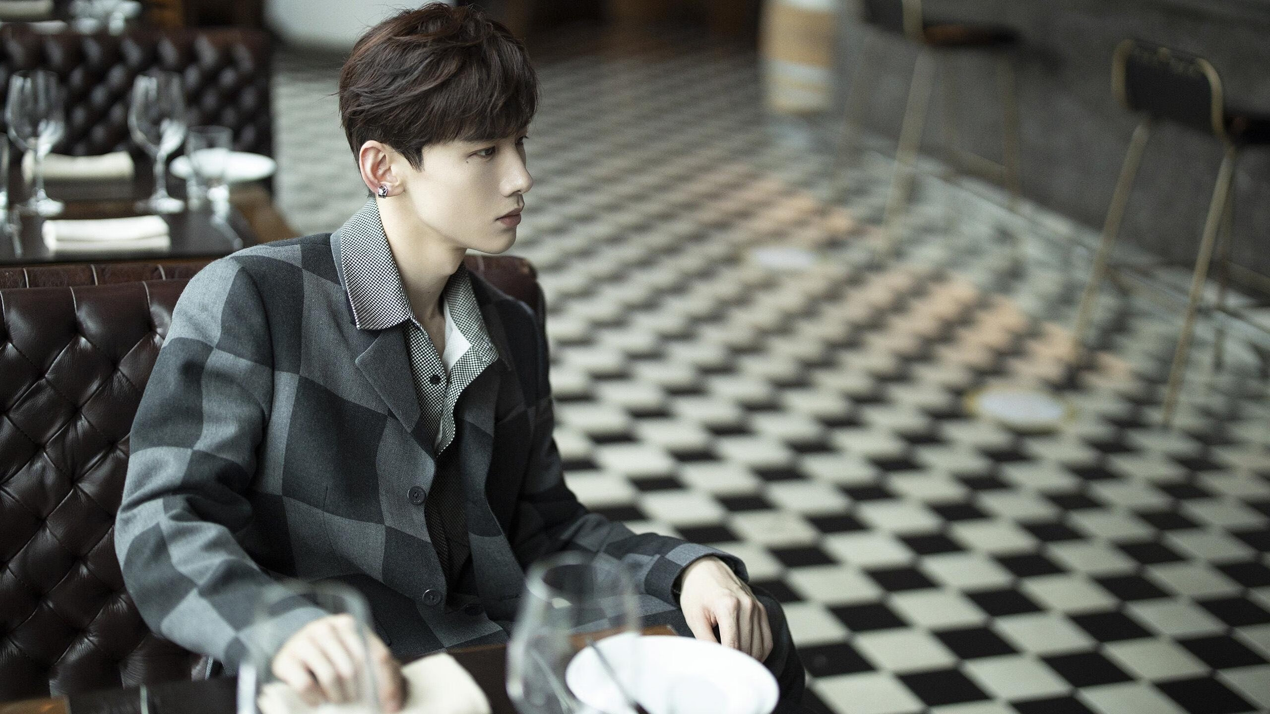 足球场上的政治隐喻，奥地利是如何用高压防线锁死郁金香王国的