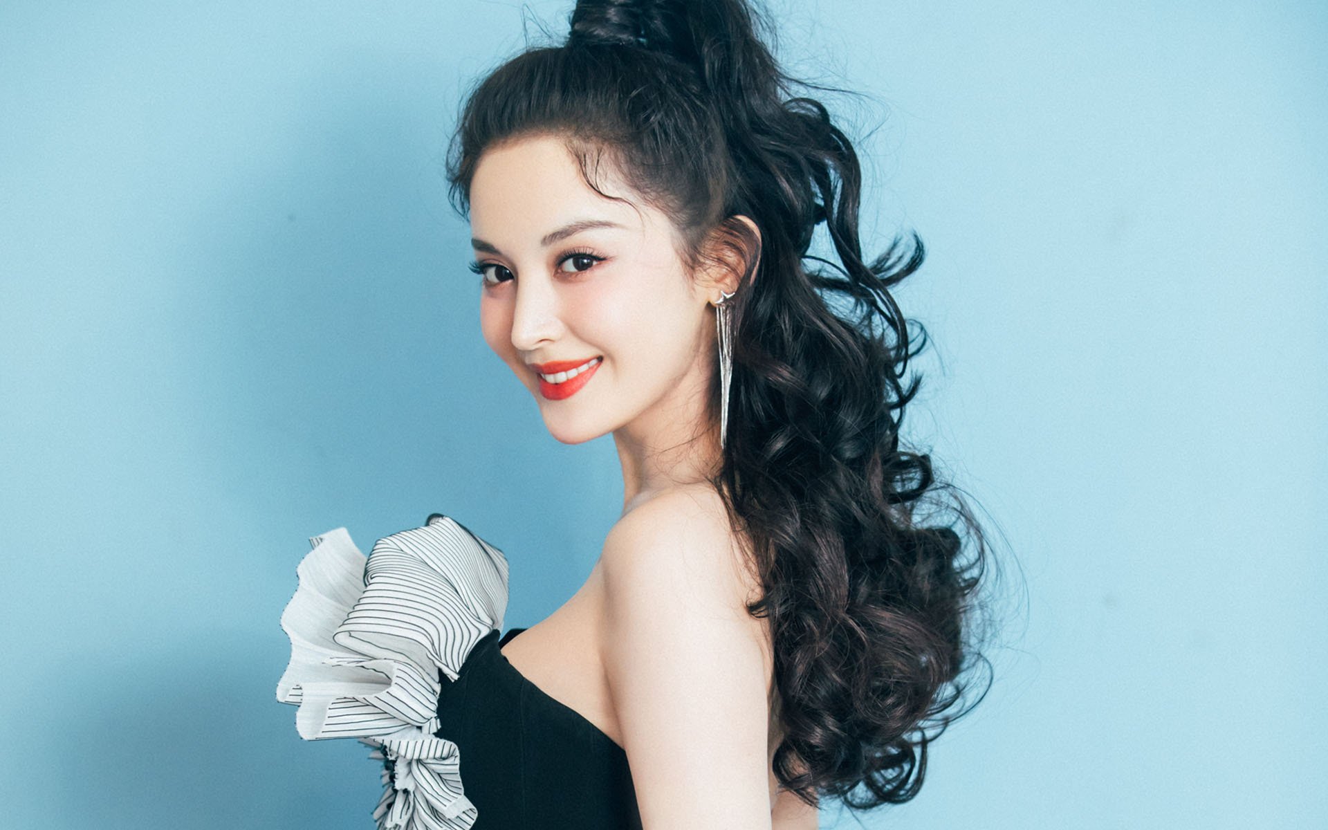 开云体育在线-年度焦点之战之夜，哈登的完美演绎